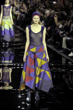 イッセイミヤケは色で3Dの服を織る【2015-16秋冬ウィメンズ】