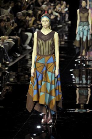 イッセイミヤケは色で3Dの服を織る【2015-16秋冬ウィメンズ】