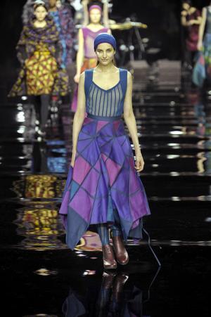 イッセイミヤケは色で3Dの服を織る【2015-16秋冬ウィメンズ】