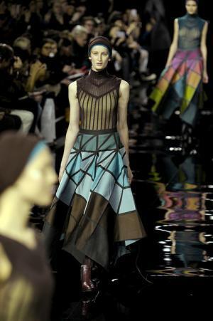 イッセイミヤケは色で3Dの服を織る【2015-16秋冬ウィメンズ】