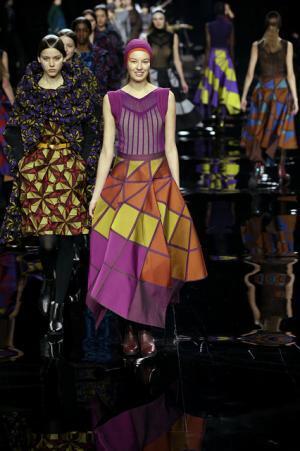 イッセイミヤケは色で3Dの服を織る【2015-16秋冬ウィメンズ】