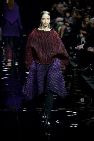 イッセイミヤケは色で3Dの服を織る【2015-16秋冬ウィメンズ】