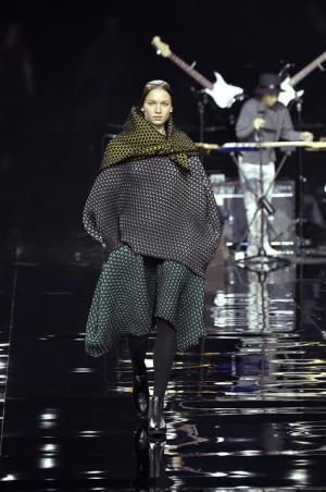 イッセイミヤケは色で3Dの服を織る【2015-16秋冬ウィメンズ】