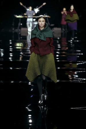 イッセイミヤケは色で3Dの服を織る【2015-16秋冬ウィメンズ】