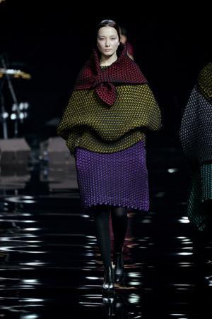 イッセイミヤケは色で3Dの服を織る【2015-16秋冬ウィメンズ】