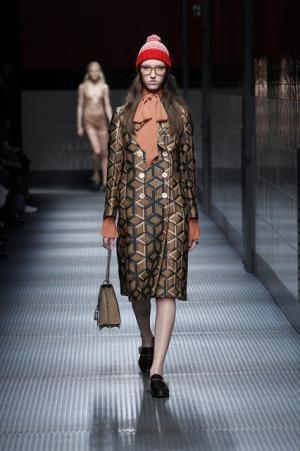 アレッサンドロ・ミケーレの新生グッチはジェンダーレスでロマンティック【2015-16秋冬ウィメンズ】