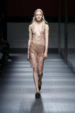 アレッサンドロ・ミケーレの新生グッチはジェンダーレスでロマンティック【2015-16秋冬ウィメンズ】