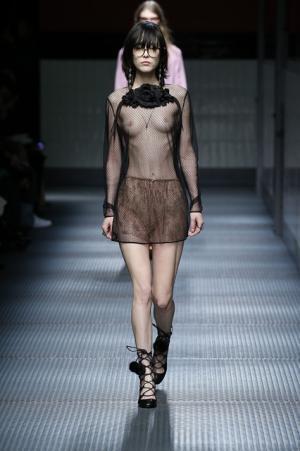 アレッサンドロ・ミケーレの新生グッチはジェンダーレスでロマンティック【2015-16秋冬ウィメンズ】