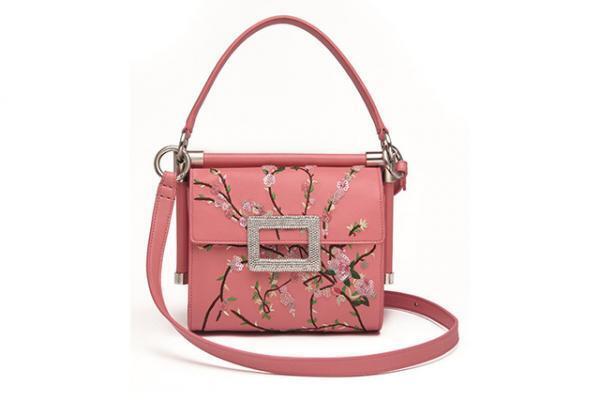 カトリーヌ・ドヌーヴ、イネスも愛するロジェヴィヴィエ、松屋銀座で回顧展。限定商品や新作発売も