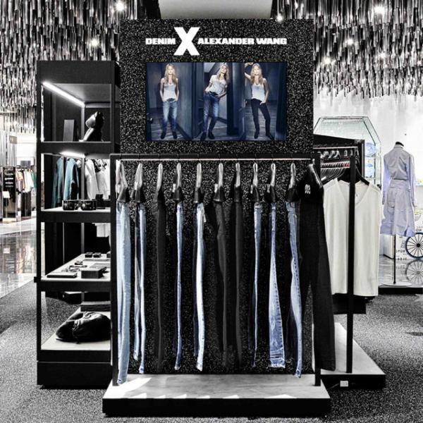 アレキサンダーワンが新宿で半年間のポップアップ。新デニムラインや限定Tシャツ販売