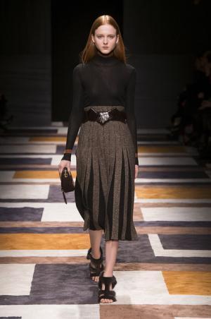 直線が揺れたフェラガモ【2015-16秋冬ウィメンズ】