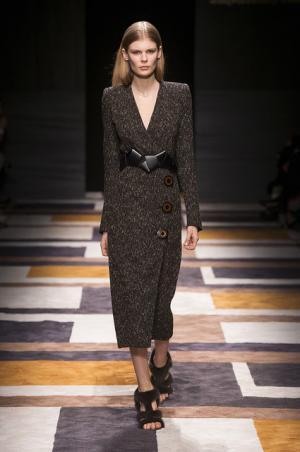 直線が揺れたフェラガモ【2015-16秋冬ウィメンズ】