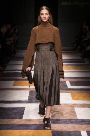 直線が揺れたフェラガモ【2015-16秋冬ウィメンズ】