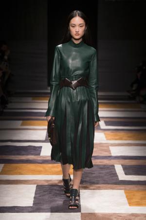 直線が揺れたフェラガモ【2015-16秋冬ウィメンズ】