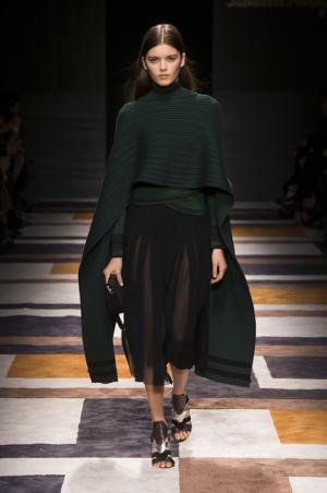 直線が揺れたフェラガモ【2015-16秋冬ウィメンズ】