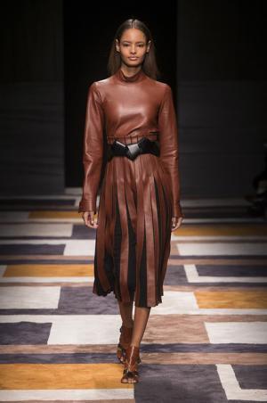 直線が揺れたフェラガモ【2015-16秋冬ウィメンズ】