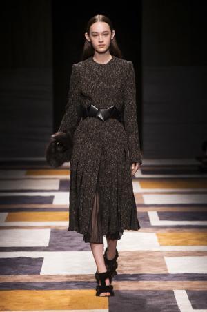 直線が揺れたフェラガモ【2015-16秋冬ウィメンズ】