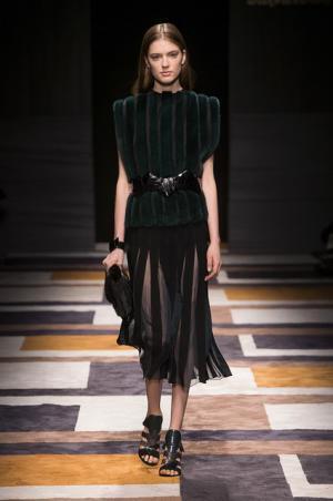 直線が揺れたフェラガモ【2015-16秋冬ウィメンズ】