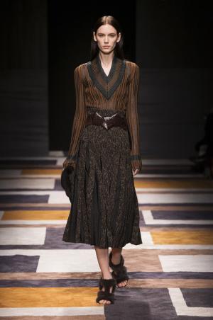 直線が揺れたフェラガモ【2015-16秋冬ウィメンズ】