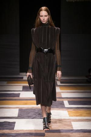 直線が揺れたフェラガモ【2015-16秋冬ウィメンズ】