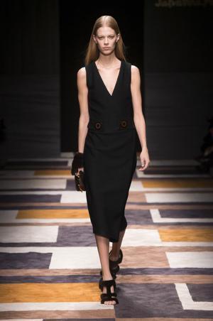 直線が揺れたフェラガモ【2015-16秋冬ウィメンズ】