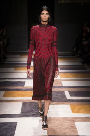 直線が揺れたフェラガモ【2015-16秋冬ウィメンズ】