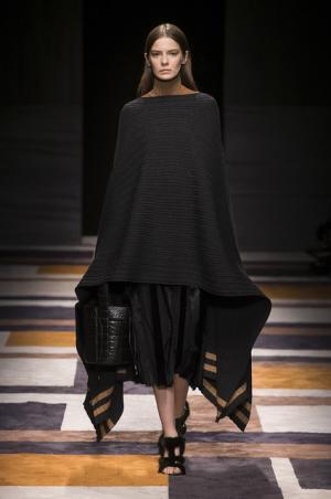 直線が揺れたフェラガモ【2015-16秋冬ウィメンズ】