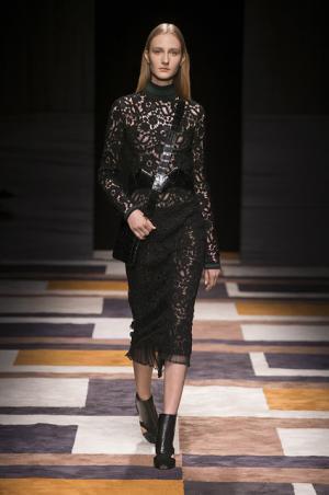 直線が揺れたフェラガモ【2015-16秋冬ウィメンズ】