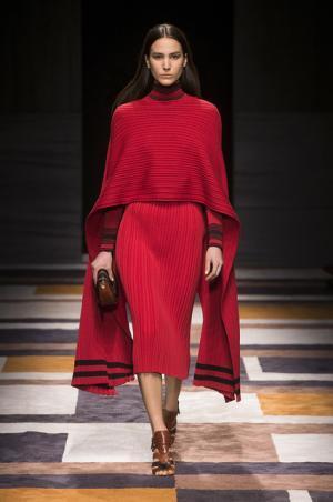 直線が揺れたフェラガモ【2015-16秋冬ウィメンズ】