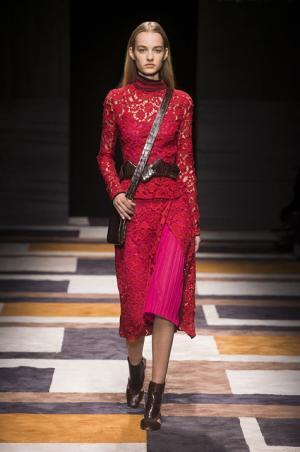 直線が揺れたフェラガモ【2015-16秋冬ウィメンズ】