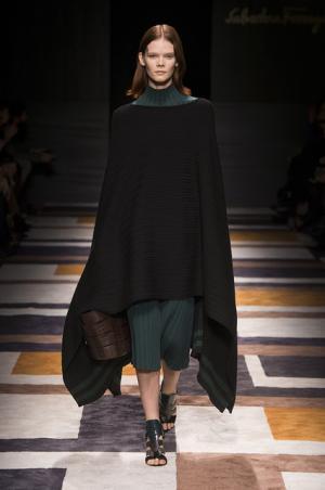 直線が揺れたフェラガモ【2015-16秋冬ウィメンズ】