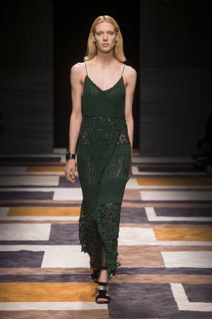 直線が揺れたフェラガモ【2015-16秋冬ウィメンズ】