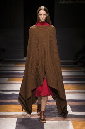 直線が揺れたフェラガモ【2015-16秋冬ウィメンズ】