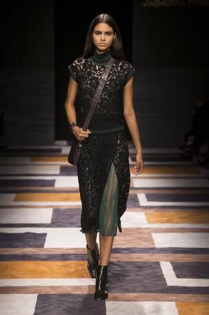 直線が揺れたフェラガモ【2015-16秋冬ウィメンズ】