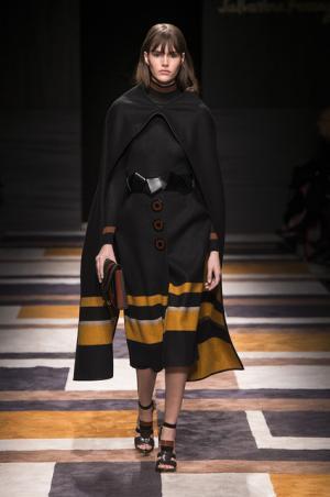 直線が揺れたフェラガモ【2015-16秋冬ウィメンズ】