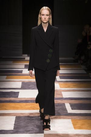 直線が揺れたフェラガモ【2015-16秋冬ウィメンズ】