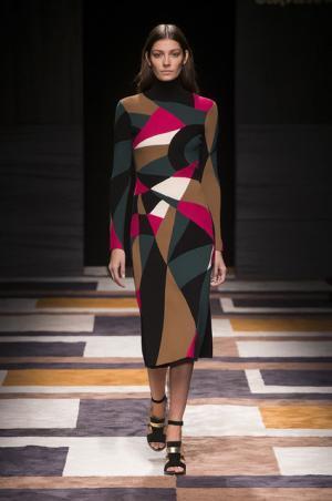 直線が揺れたフェラガモ【2015-16秋冬ウィメンズ】