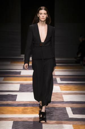直線が揺れたフェラガモ【2015-16秋冬ウィメンズ】