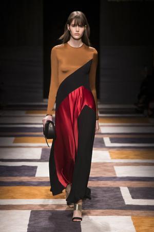 直線が揺れたフェラガモ【2015-16秋冬ウィメンズ】