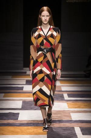 直線が揺れたフェラガモ【2015-16秋冬ウィメンズ】