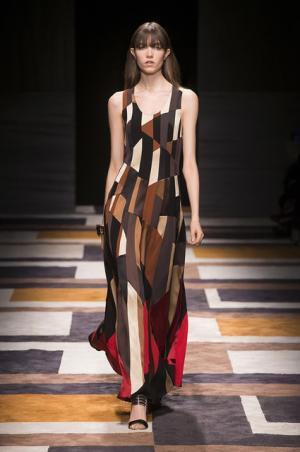 直線が揺れたフェラガモ【2015-16秋冬ウィメンズ】