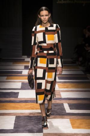 直線が揺れたフェラガモ【2015-16秋冬ウィメンズ】