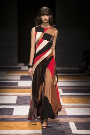 直線が揺れたフェラガモ【2015-16秋冬ウィメンズ】