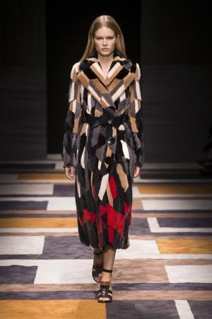 直線が揺れたフェラガモ【2015-16秋冬ウィメンズ】