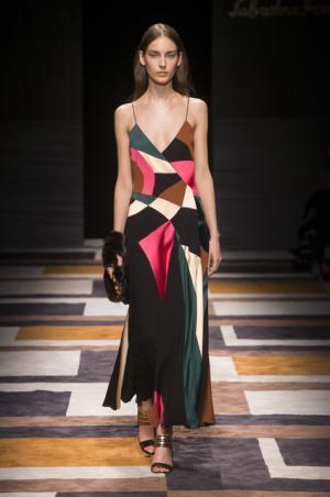 直線が揺れたフェラガモ【2015-16秋冬ウィメンズ】