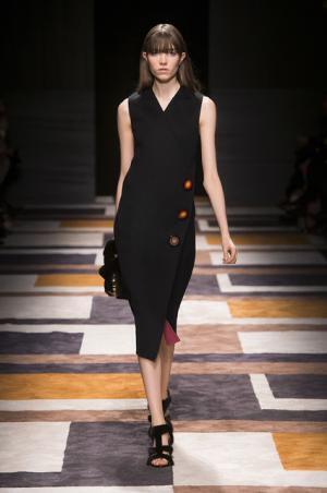 直線が揺れたフェラガモ【2015-16秋冬ウィメンズ】