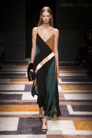 直線が揺れたフェラガモ【2015-16秋冬ウィメンズ】