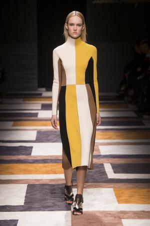 直線が揺れたフェラガモ【2015-16秋冬ウィメンズ】