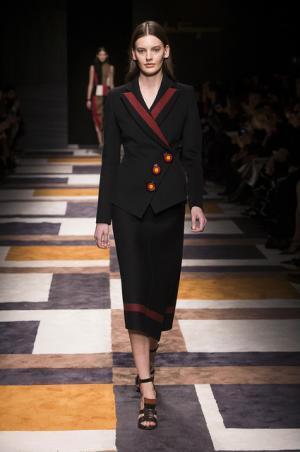 直線が揺れたフェラガモ【2015-16秋冬ウィメンズ】