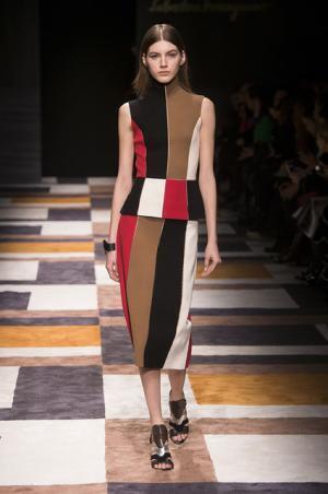 直線が揺れたフェラガモ【2015-16秋冬ウィメンズ】